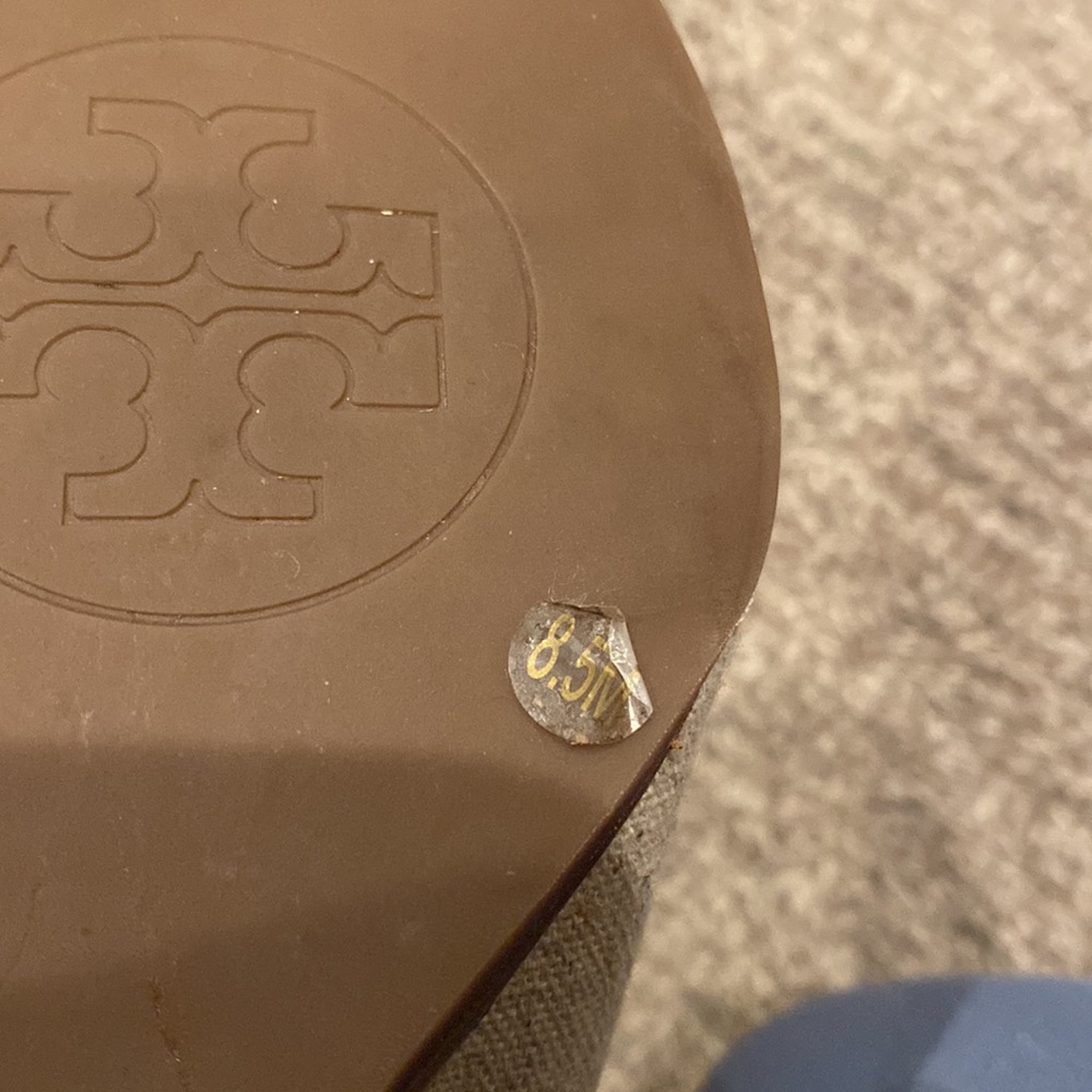 Tory Burch Offwhite/Brown open toe wedge sandal with 4 inch wooden heel. Sz. 8.5 - Picture 9 of 9